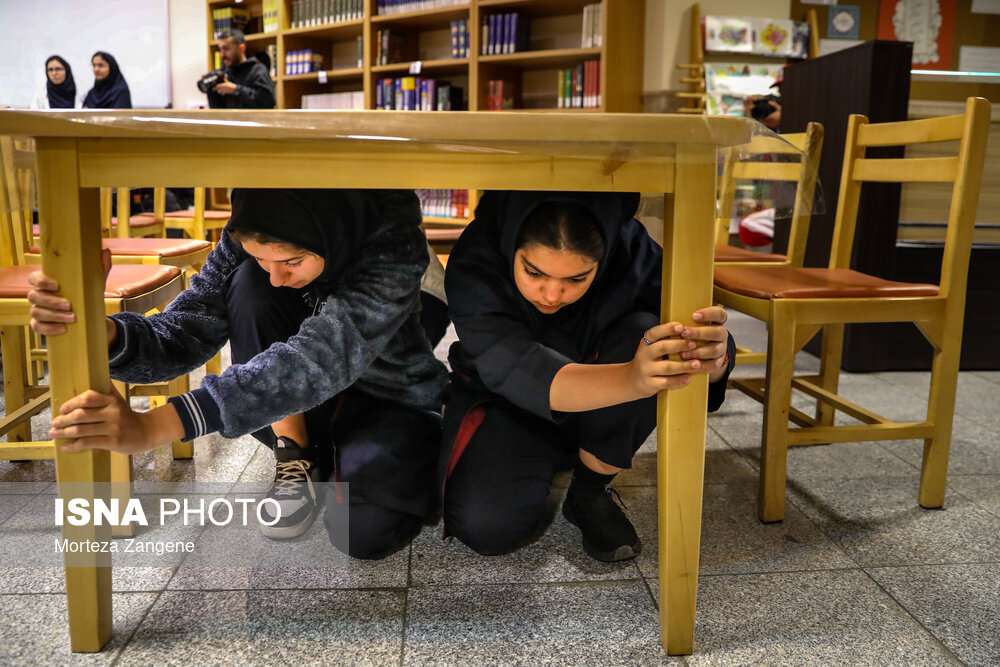 مانور سراسری زلزله با شعار «مدرسه ایمن، جامعه تاب آور»