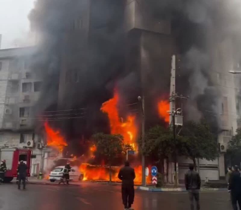 نجات جان ۲۰ نفر در حادثه آتش سوزی خیابان سلمان فارسی ساری